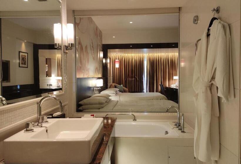 חדר סטנדרט נוף לבריכה, Goa Marriott Resort & Spa