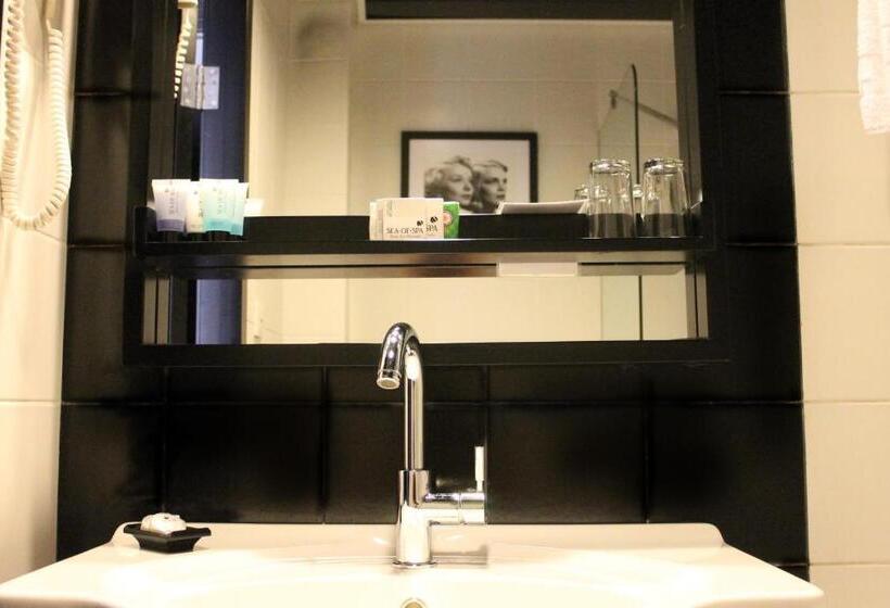 غرفة قياسية مزوَّدة بشُرفة, Cinema Hotel   An Atlas Boutique