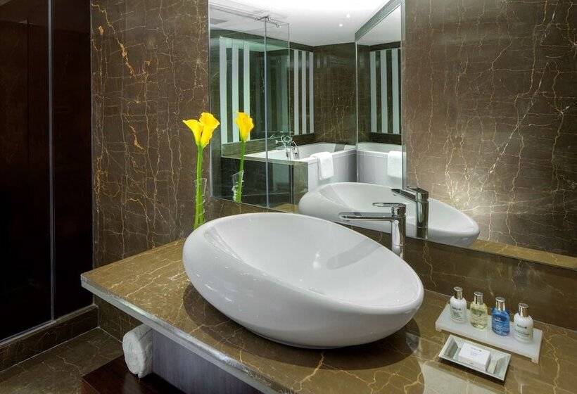 Номер Superior, Radisson Blu Atria Bengaluru