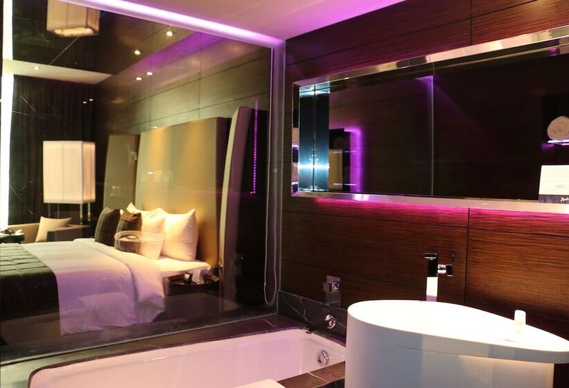 סוויטה, Radisson Blu Atria Bengaluru