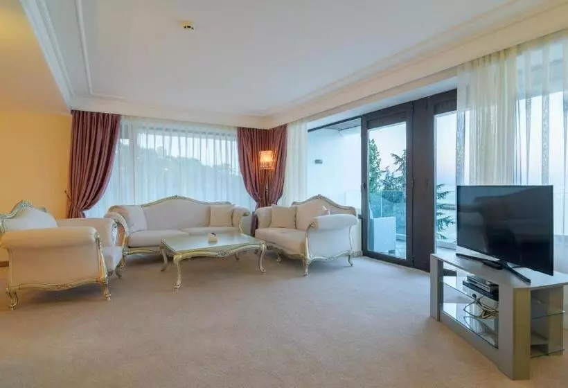 اتاق لوکس با بالکن و چشم‌انداز دریا, The Palace Hotel, Sunny Day