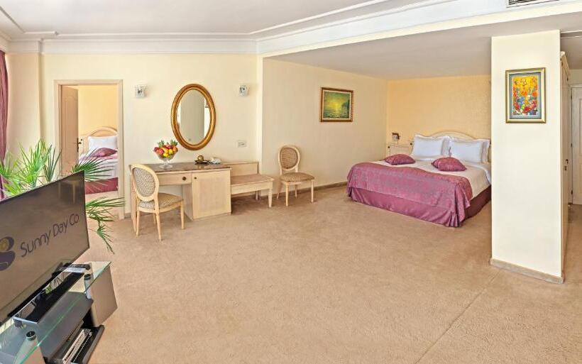 디럭스 주니어 스위트 바다 전망, The Palace Hotel, Sunny Day