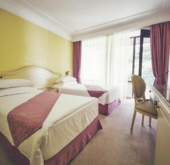 패밀리 룸 가든 전망, The Palace Hotel, Sunny Day