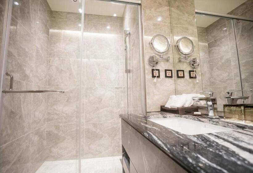 اتاق استاندارد با چشم‌انداز کوهستان, Grand Hotel Lili