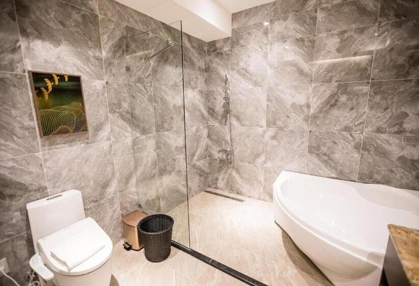 سوییت لوکس, Grand Hotel Lili