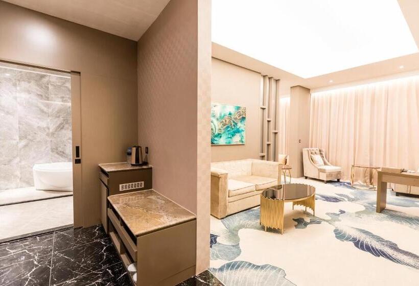 سوییت لوکس, Grand Hotel Lili