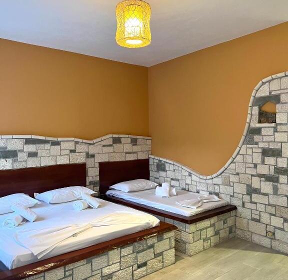 חדר דלוקס לשלושה, Adriatik Orikum