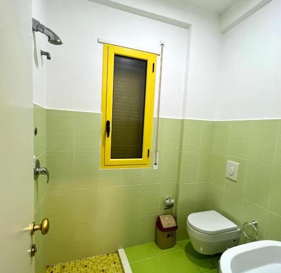 חדר דלוקס לשלושה, Adriatik Orikum