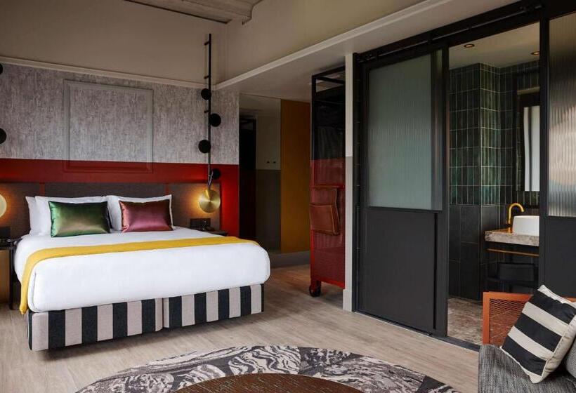 اتاق لوکس, Qt Auckland