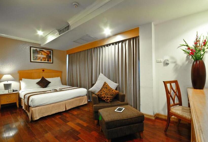 Superior studio with balcony, Admiral Suites Bangkok