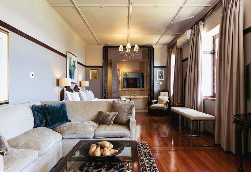 جناح, Camps Bay Retreat