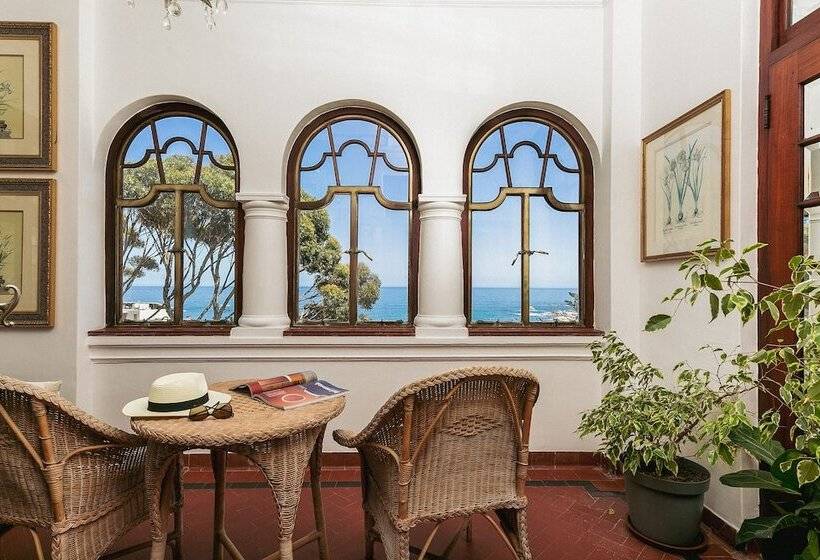 جناح, Camps Bay Retreat