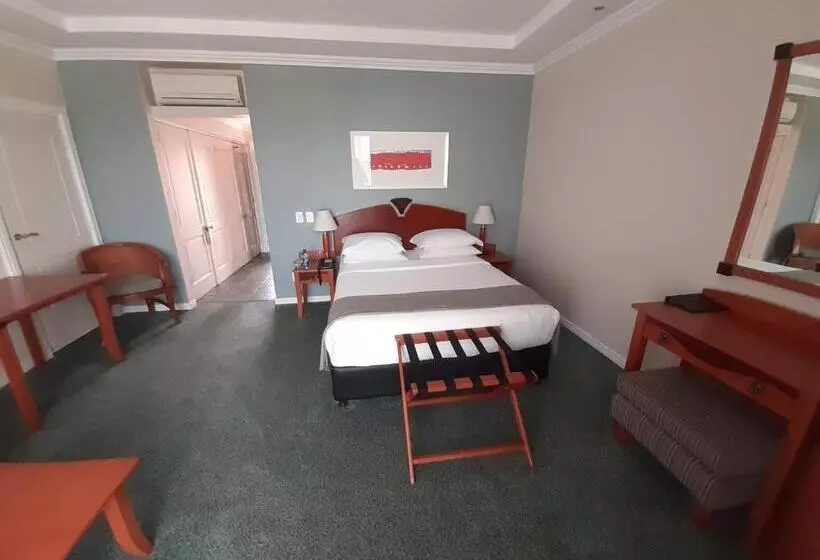 スタンダードスタジオ, Courtyard Hotel Gqeberha