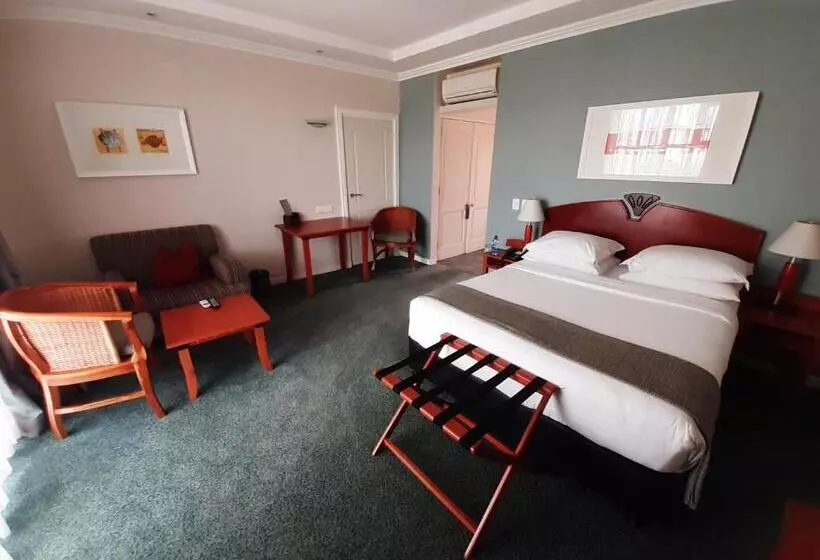 スタンダードスタジオ, Courtyard Hotel Gqeberha