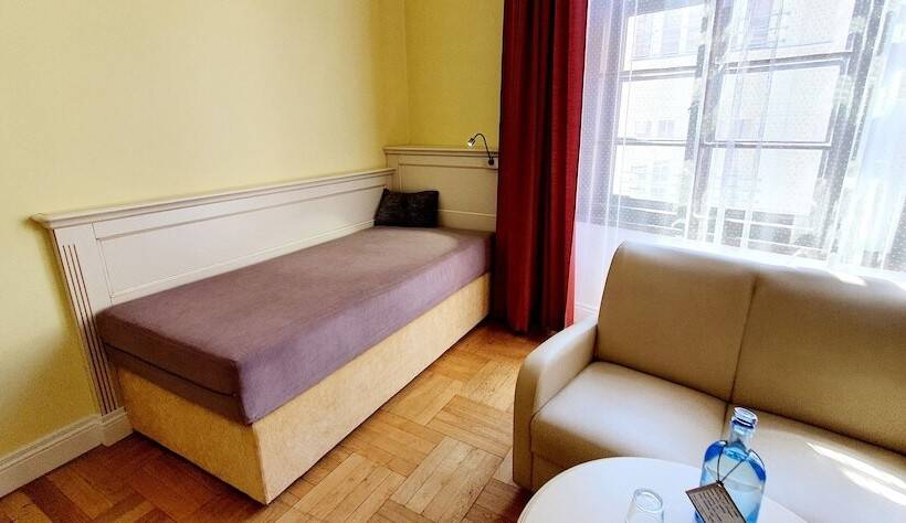 اتاق استاندارد سه نفره, Metamorphis