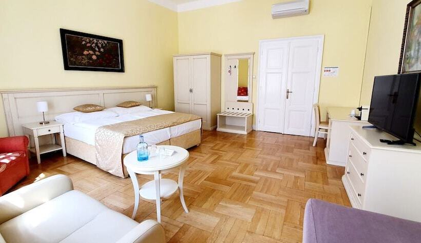 اتاق استاندارد سه نفره, Metamorphis