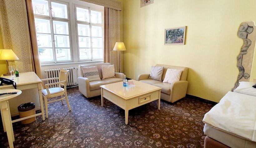 اتاق استاندارد سه نفره, Metamorphis