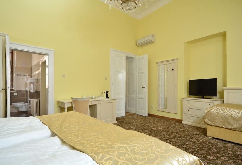 اتاق استاندارد سه نفره, Metamorphis