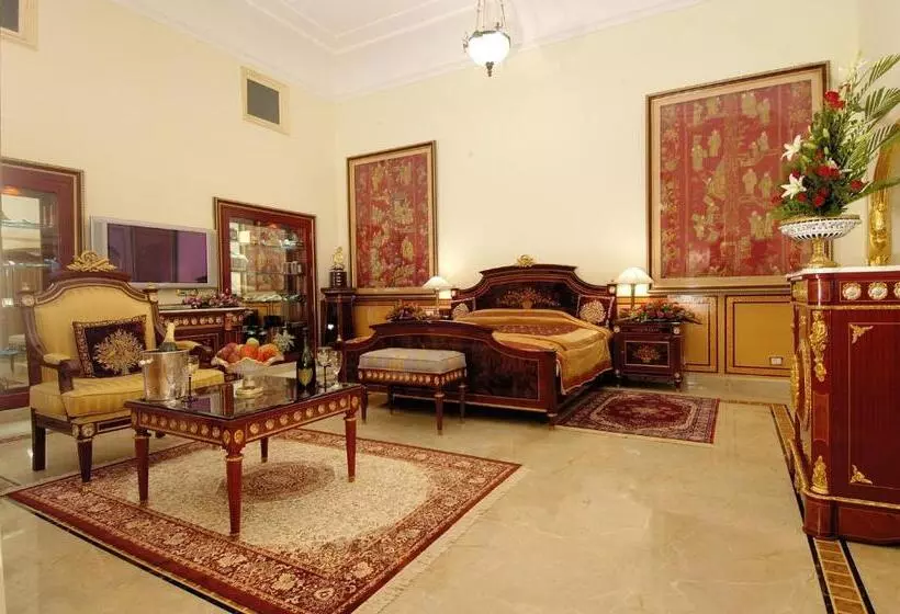 Sviitti Puutarhanäkymä, The Raj Palace