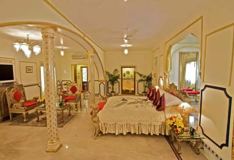 Sviitti Puutarhanäkymä, The Raj Palace