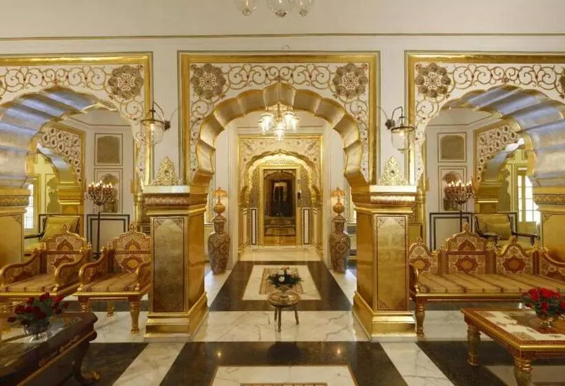 Perhesviitti, The Raj Palace