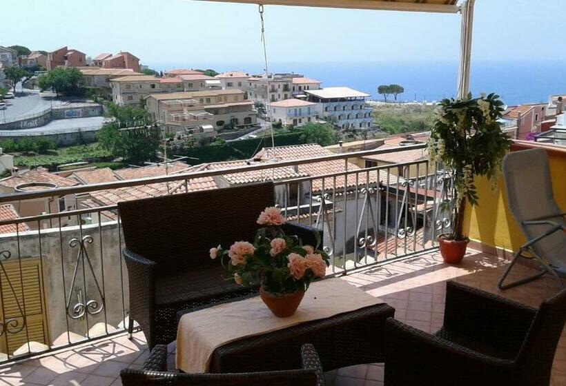 اتاق استاندارد چهارنفره با بالکن, B&b Villa San Nicola
