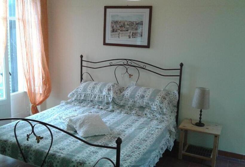 اتاق استاندارد چهارنفره با بالکن, B&b Villa San Nicola