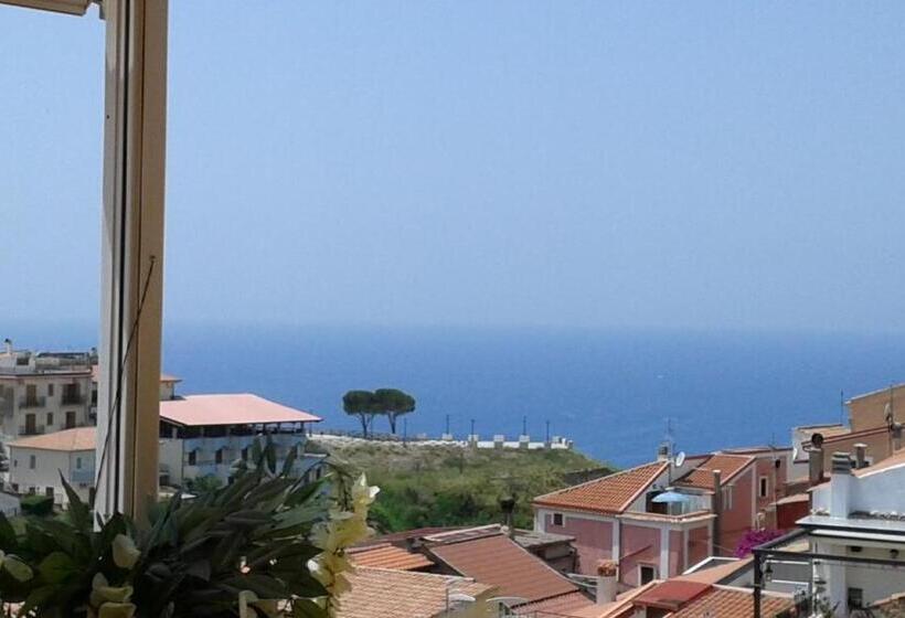 اتاق استاندارد سه تخته با بالکن, B&b Villa San Nicola