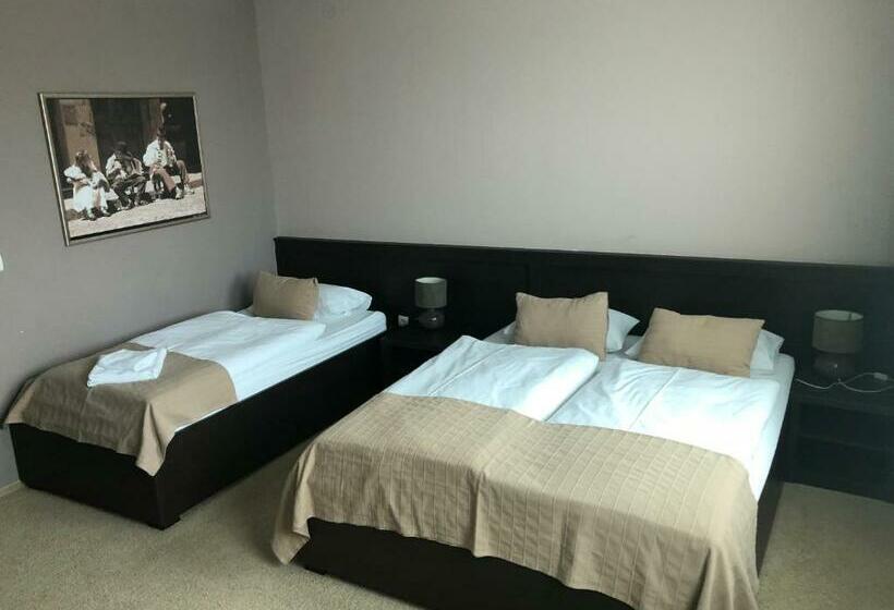 اتاق استاندارد سه نفره, Staccato