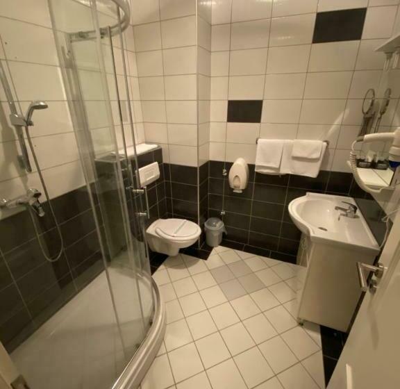 اتاق استاندارد سه نفره, Staccato