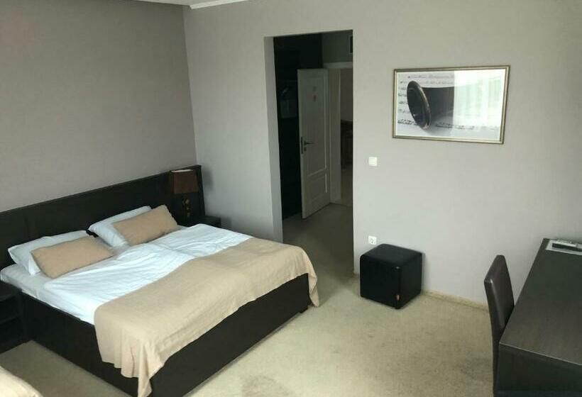 اتاق لوکس, Staccato