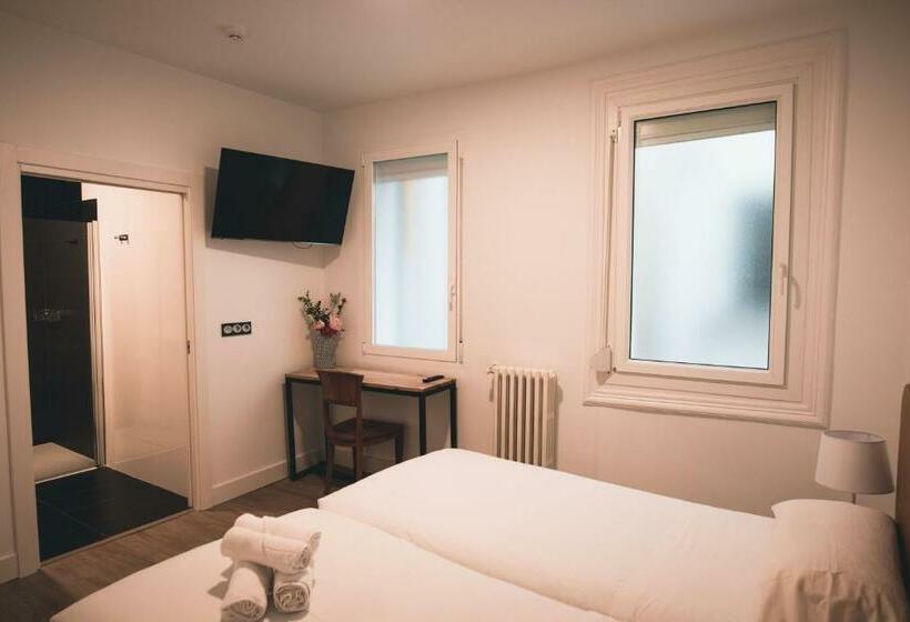 חדר סטנדרט מותאם לאדם עם מוגבלויות, Central Roomss