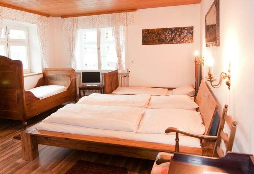 غرفة عائلية, Gasthof Zum Ritter   A Cozy Historical Landmark
