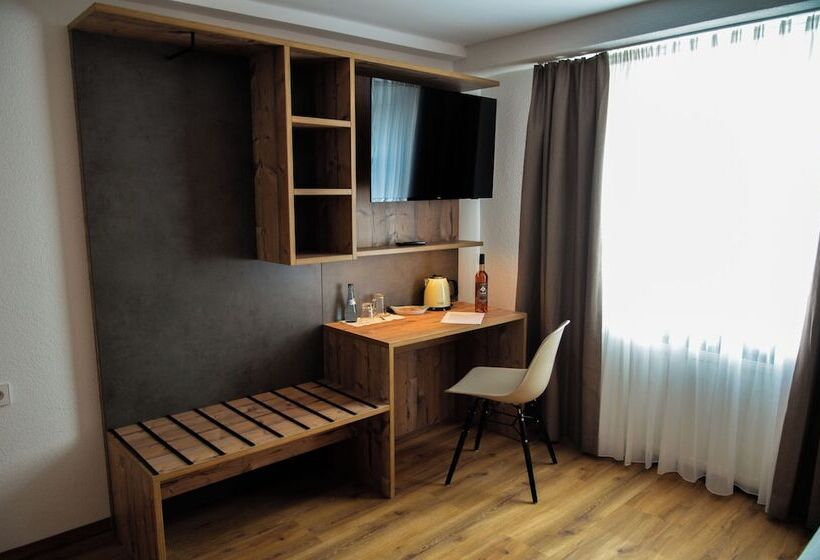 غرفة قياسية ثلاثية, Gasthof Zum Ritter   A Cozy Historical Landmark