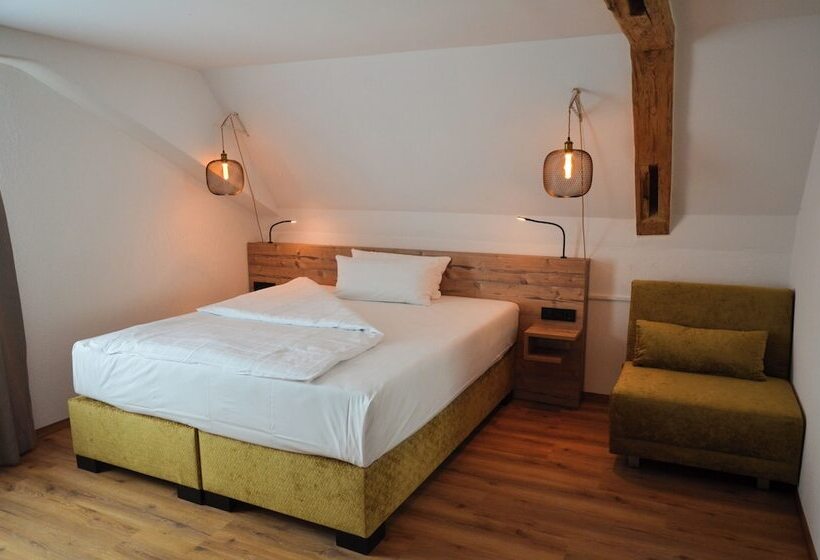 غرفة قياسية ثلاثية, Gasthof Zum Ritter   A Cozy Historical Landmark