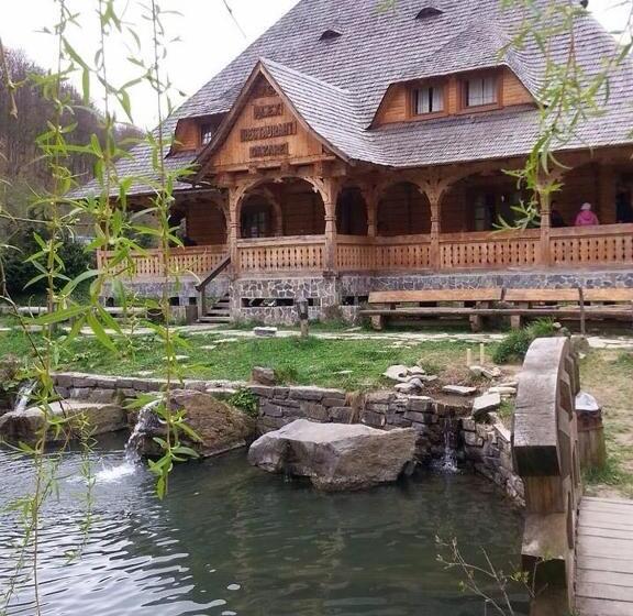 침실 4개 주택, Păstrăvăria Alex