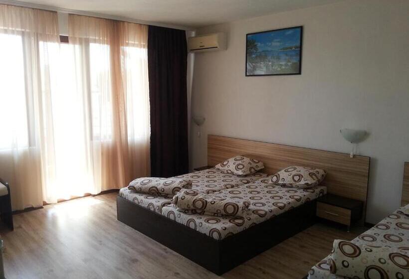 Трехместный Номер Классика, Villa Diana