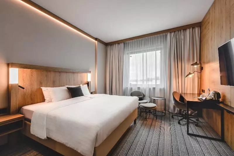 اتاق سوپریور با تخت بزرگ, Courtyard By Marriott Warsaw Airport