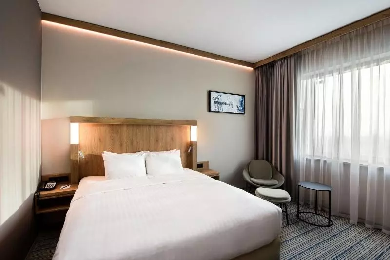 اتاق سوپریور با تخت بزرگ, Courtyard By Marriott Warsaw Airport