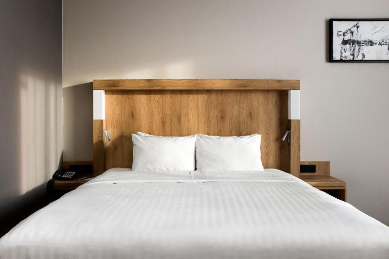 带大床的高级房间, Courtyard By Marriott Warsaw Airport