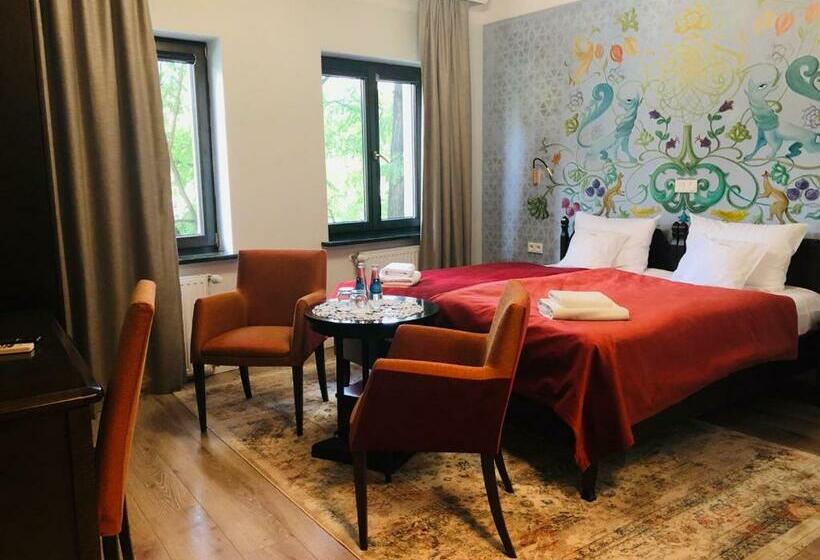 2ベッドルームアパートメント, Ester