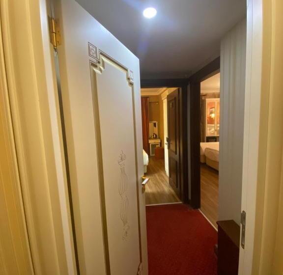 اتاق خانوادگی تودرتو, Golden Horn