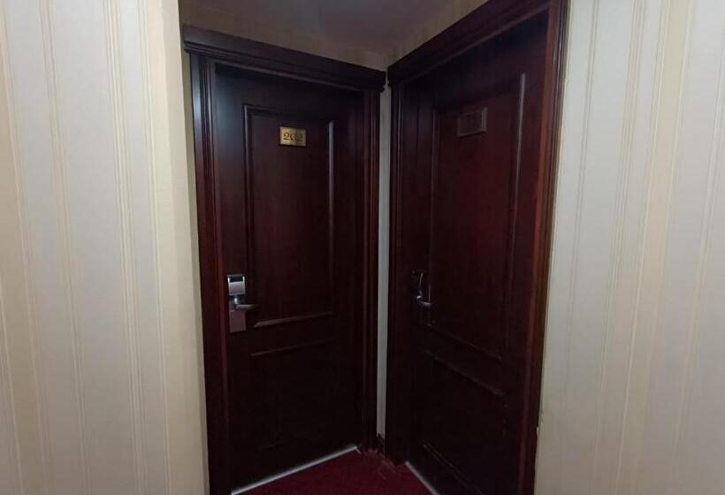 اتاق خانوادگی تودرتو, Golden Horn