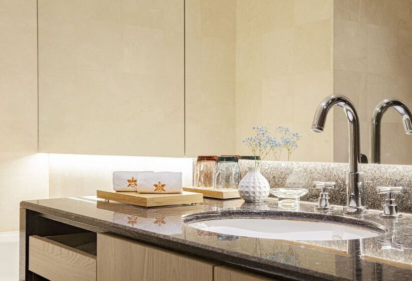 اتاق اجرایی, Pacific Business