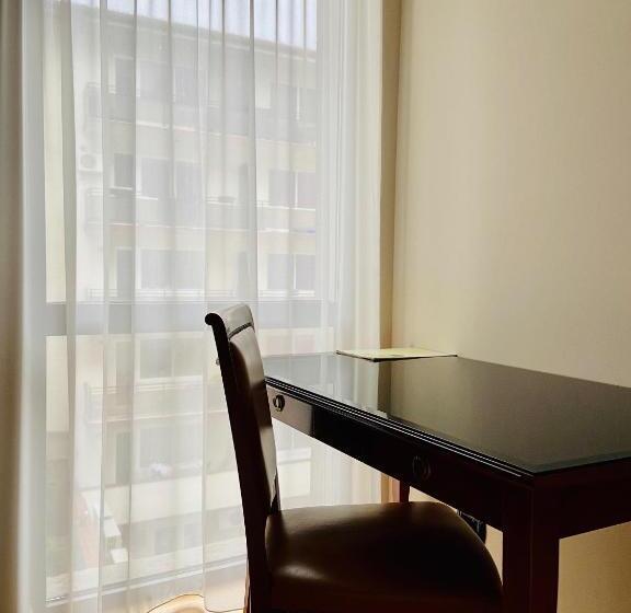 חדר אקונומי יחיד, Paradis