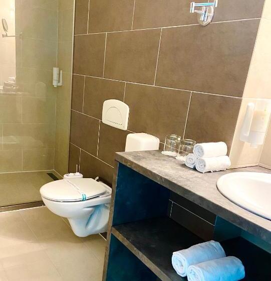 חדר אקזקיוטיב, Paradis