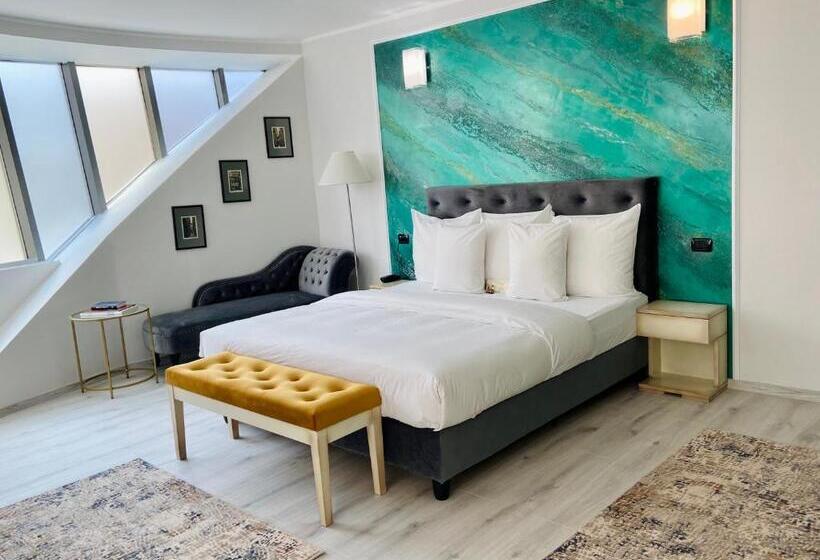 חדר אקזקיוטיב, Paradis