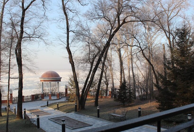 سوئیت با چشمانداز رودخانه, Parus