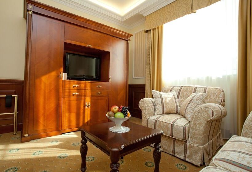 سوئیت با چشمانداز رودخانه, Parus