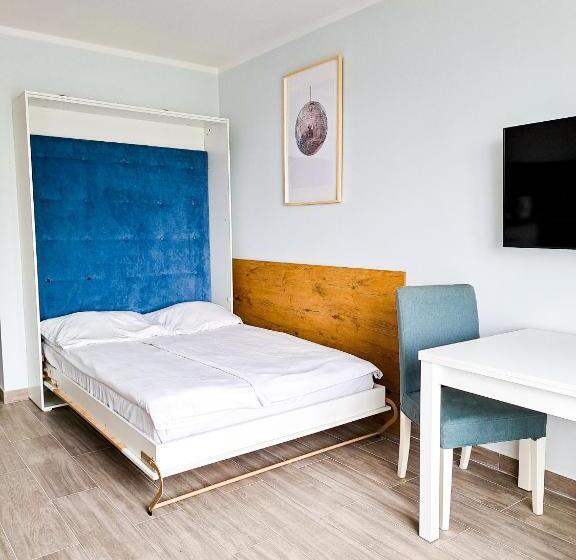 Номер Deluxe, Alibi Sympozjum Studio